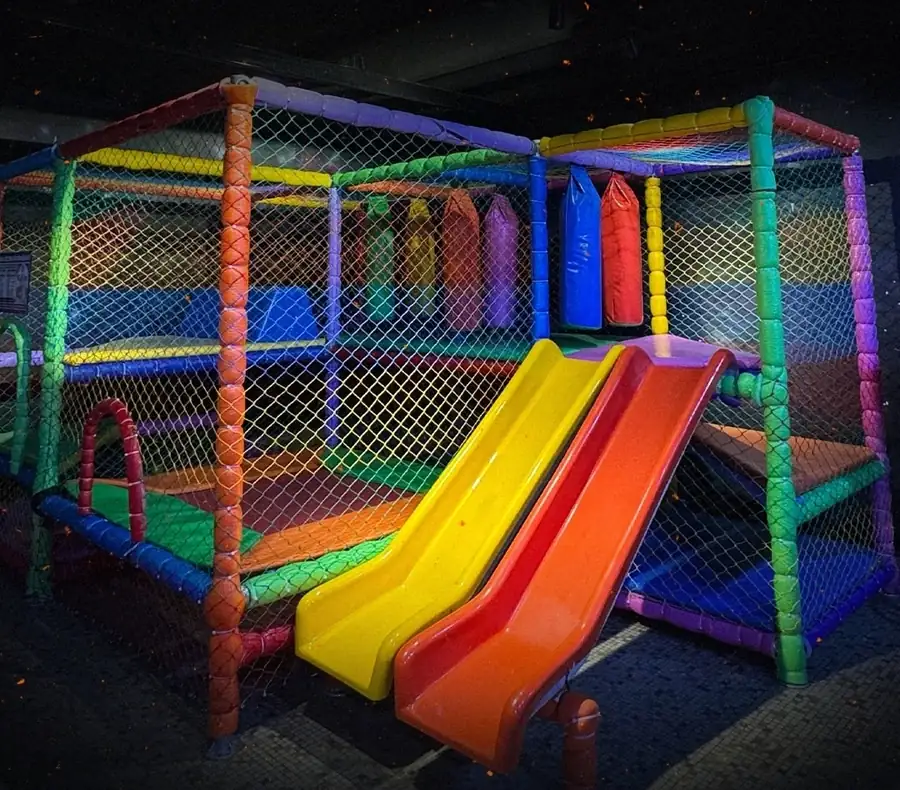 Área kids do Seu Barzin com brinquedão e escorregadores coloridos